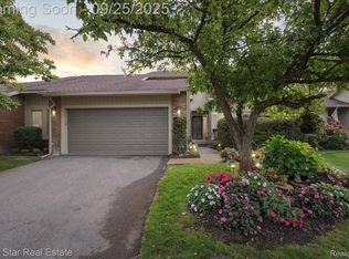 5611 Hillcrest Cir W #50, West Bloomfield, MI 48322