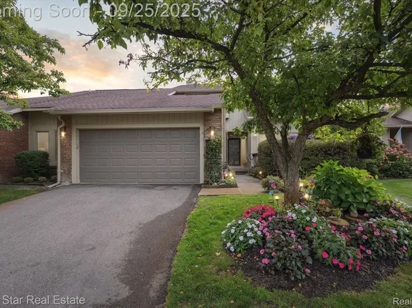 5611 Hillcrest Cir W #50, West Bloomfield, MI 48322