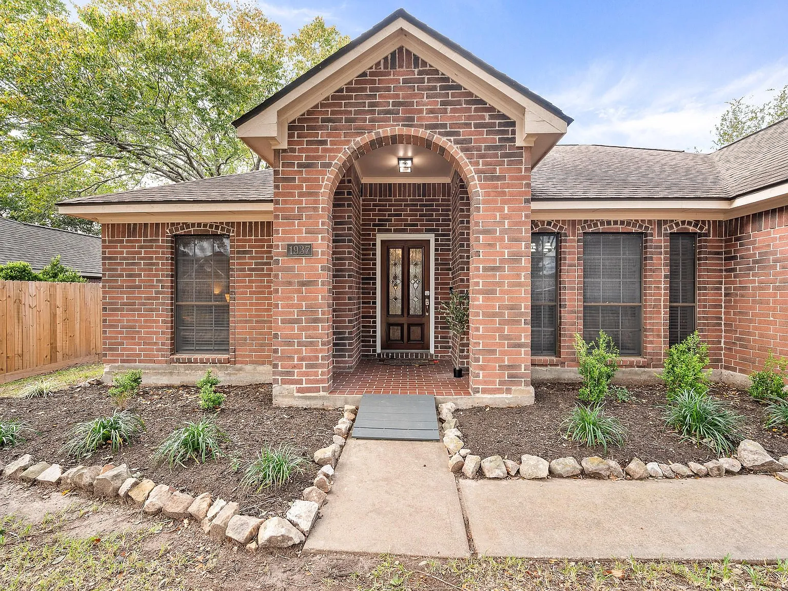 3 bed, 2.0 bath, 1995 sqft, $2,450 — Photo 2