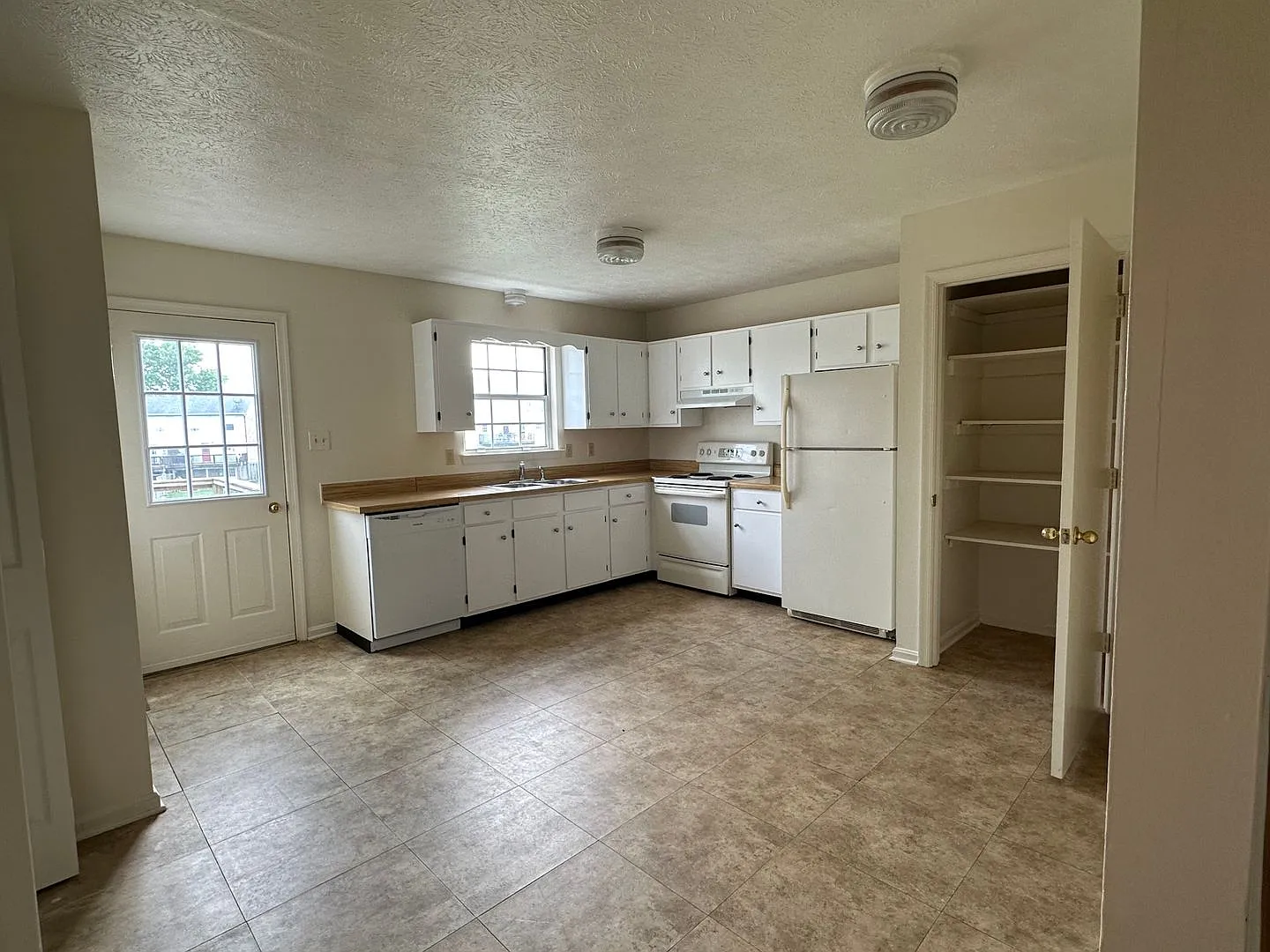 109 Parkside Drive — Photo 3