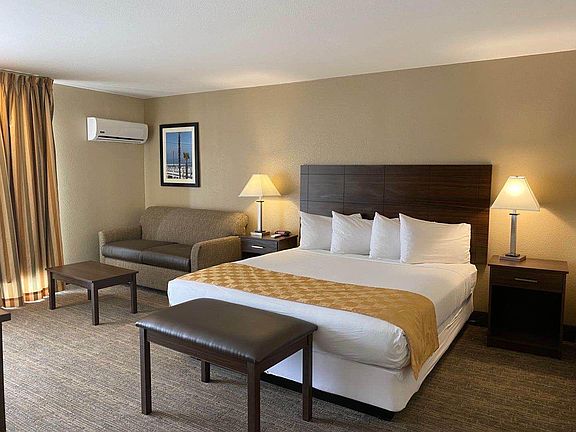 4th image of 1680 Oceanside Blvd #103