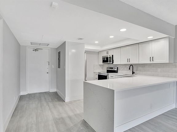 4th image of 575 Oaks Lane #307