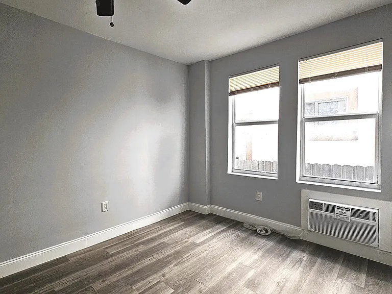 1142 SW 4th St #4 — Photo 4