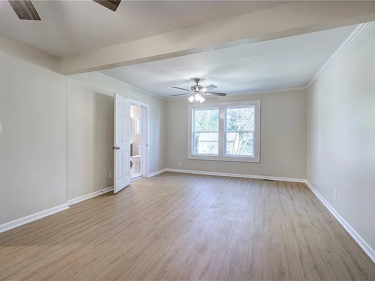415 E 10th St SE — Photo 20