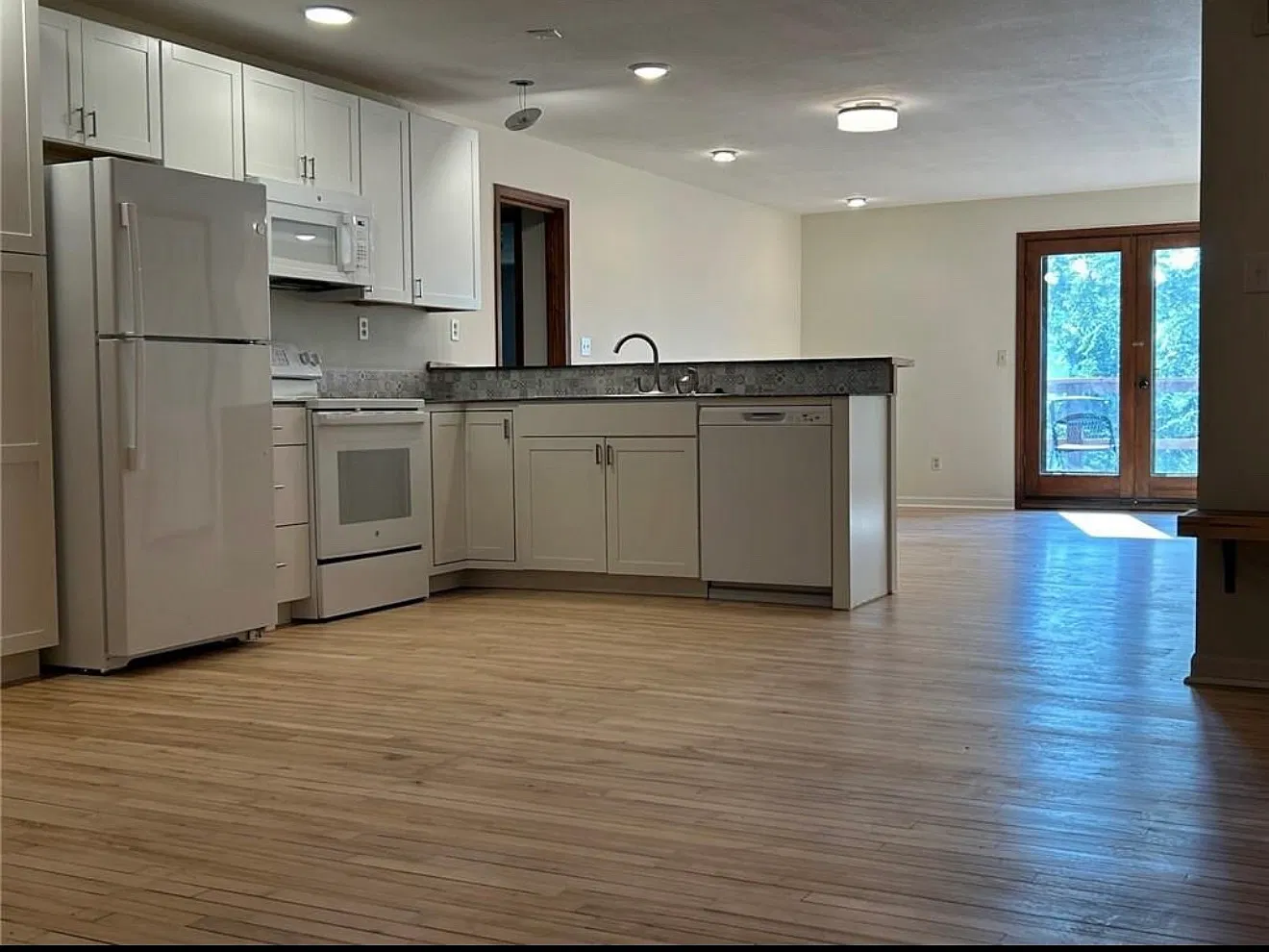 2 bed, 1300 sqft, $1,425 — Photo 2