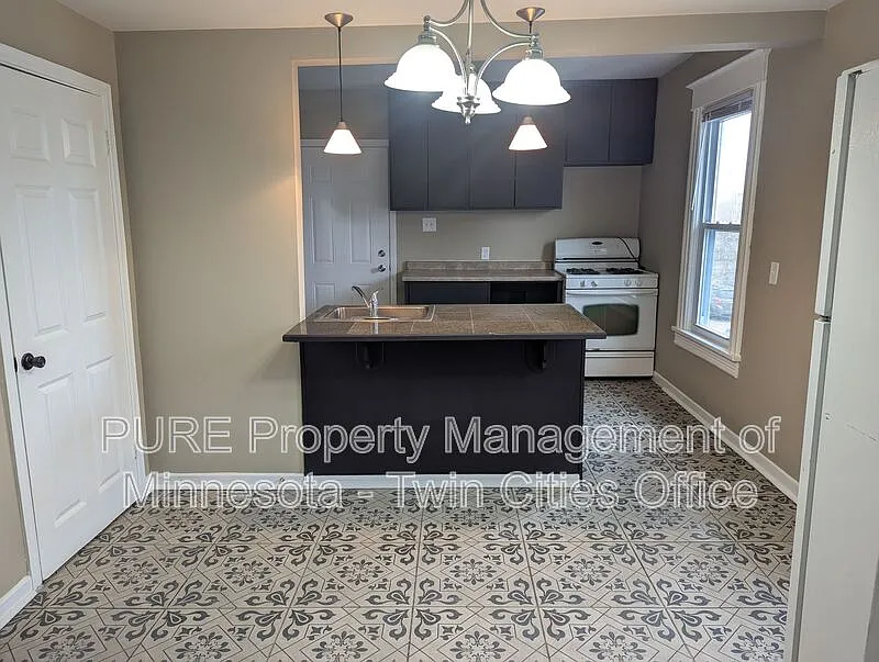 Building Photo - 605 Van Buren Ave #4