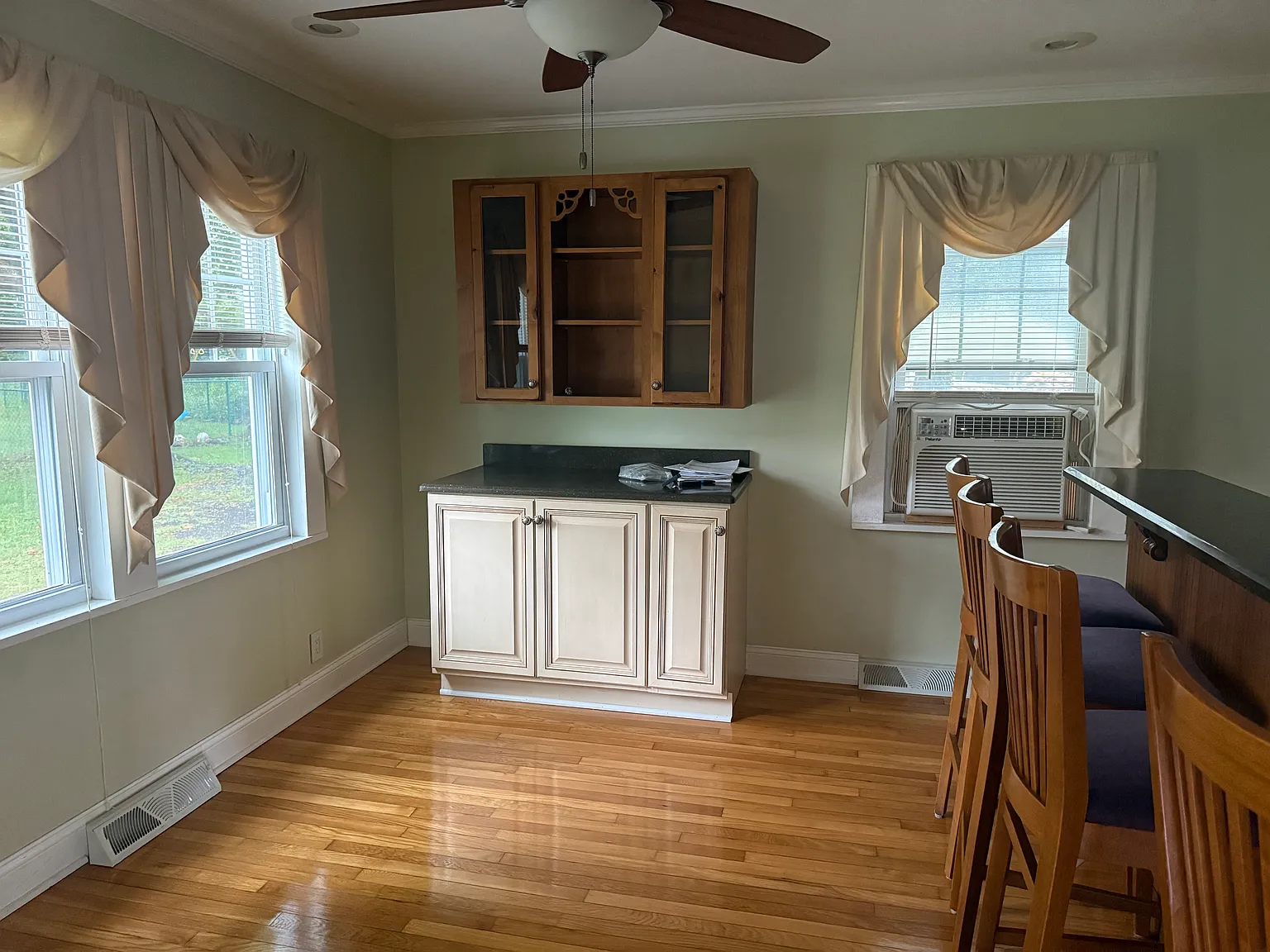 3 bed, 1576 sqft, $3,600 — Photo 3