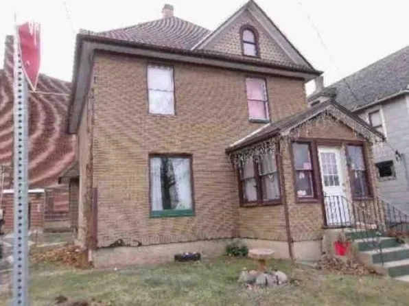 15 W Iroquois St, Freeport, IL 61032