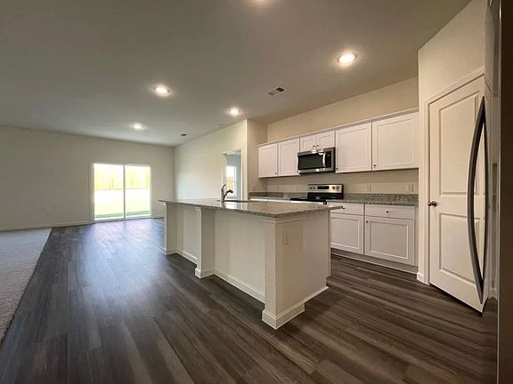 5th image of 716 Wellington Dr