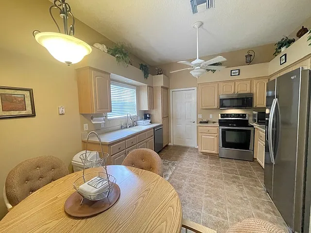 323 Chula Vista Ave — Photo 9