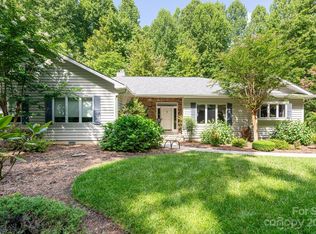 102 Maple Hill Dr, Flat Rock, NC 28731