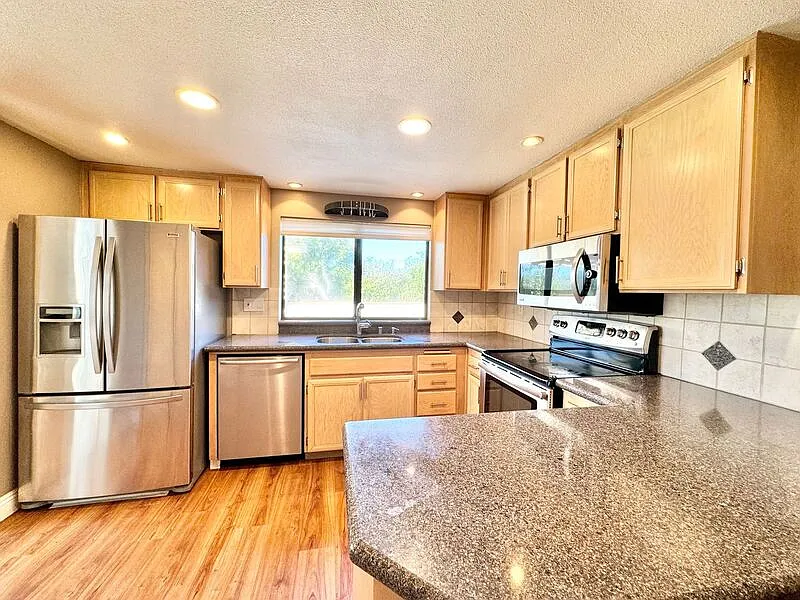 3 bed, 2.5 bath, 1815 sqft, $4,195 — Photo 2