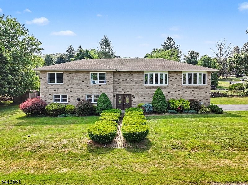 1st image of 14 Meadow Ln