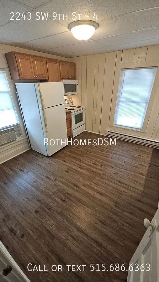 Upstairs Studio/Efficiency in 4 plex On Busline Near Downtown — Photo 3