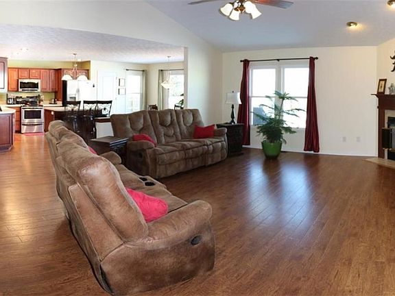4th image of 854 Robertson Ct
