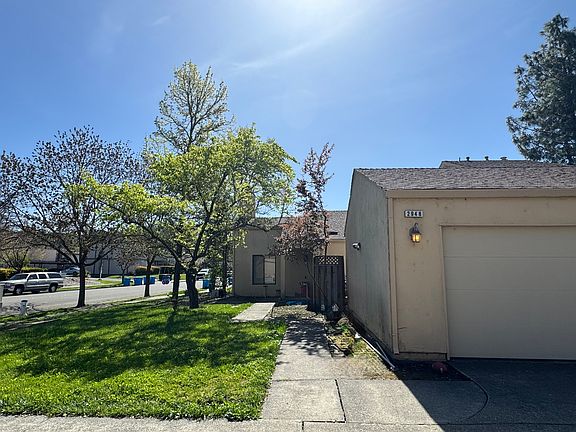 2948T Exterior Garage View
