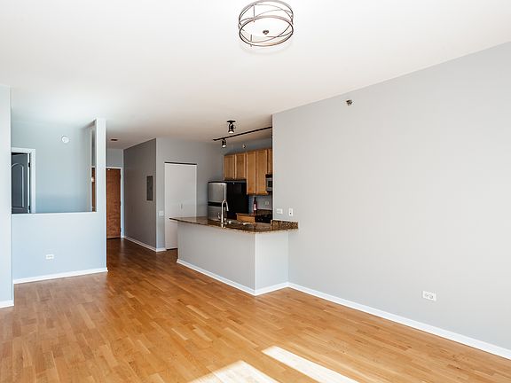 4th image of 210 S Des Plaines St #1104