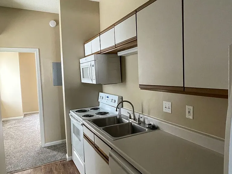 Kensington Tower Apartments — Photo 4