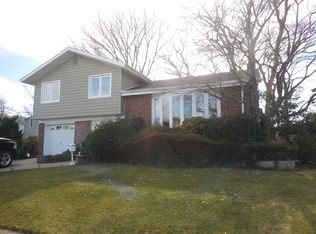1122 Crest Rd W, North Merrick, NY 11566