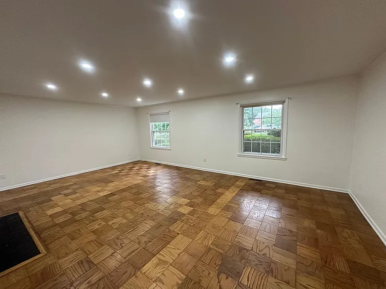 Melrose Apartments — Photo 35