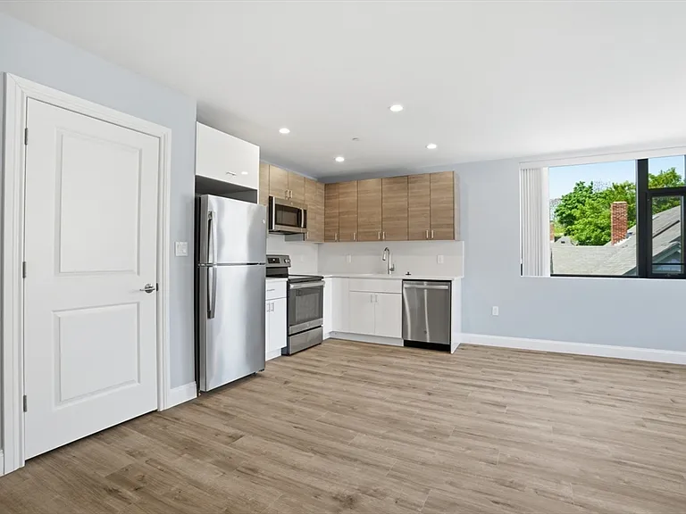 632 Centre St #303 — Photo 3