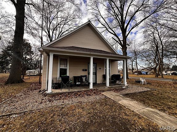 3rd image of 1002 S Maple St