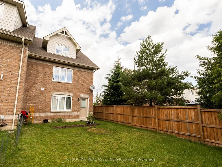 1352 Coleman Cres — Photo 24