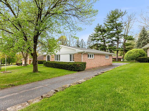 3rd image of 31 Clinton Dr E