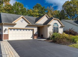15 Camden Cir, Delmar, NY 12054