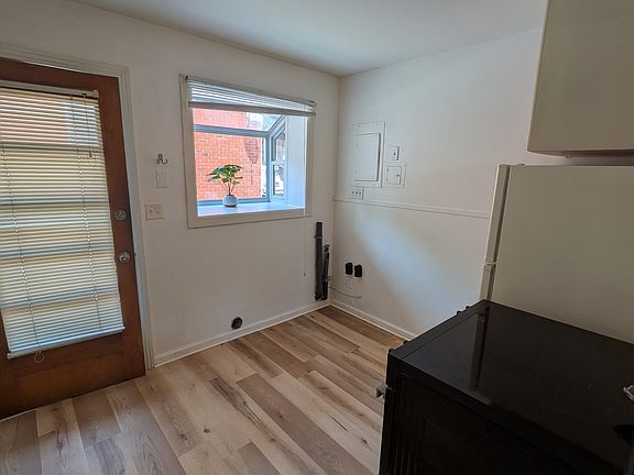 5th image of 927 Potter Ln