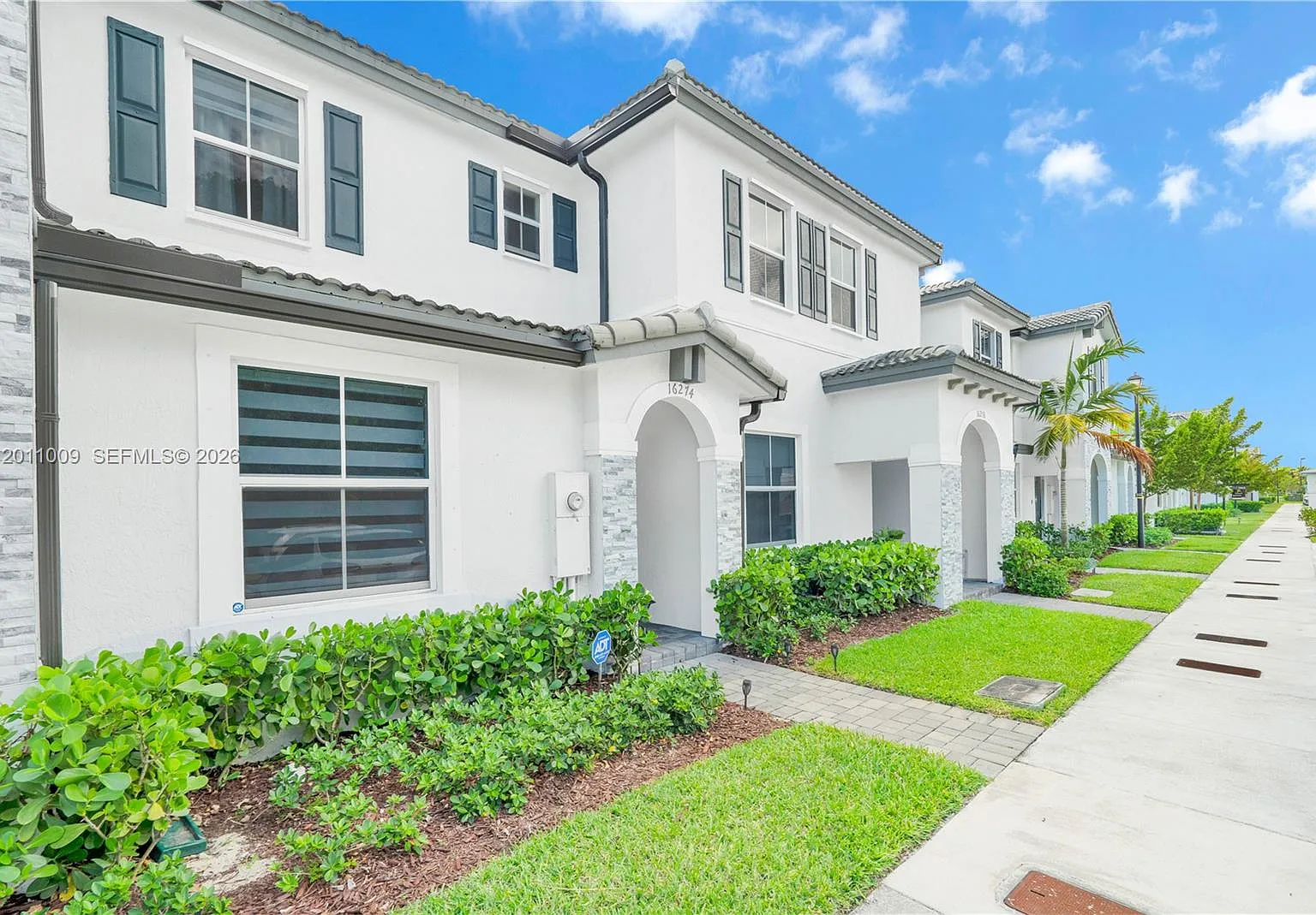 3 bed, 3.0 bath, 1328 sqft, $3,400 — Photo 3