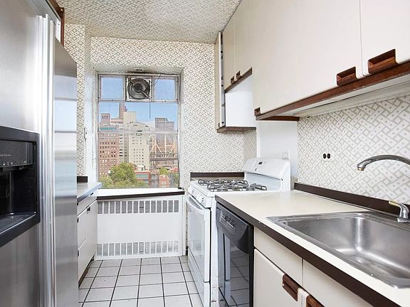 3rd image of 25 Sutton Pl #14E