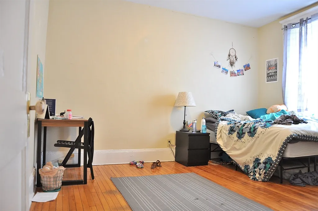 4 bed, 2.0 bath, 1200 sqft, $4,350 — Photo 2