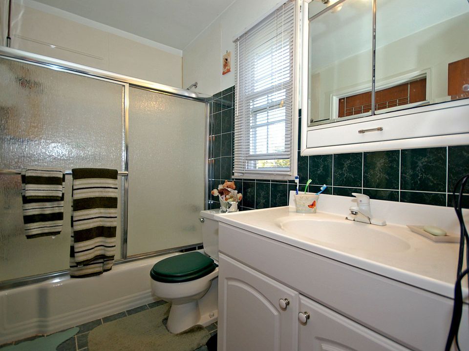 Main "Jack & Jill" Bath