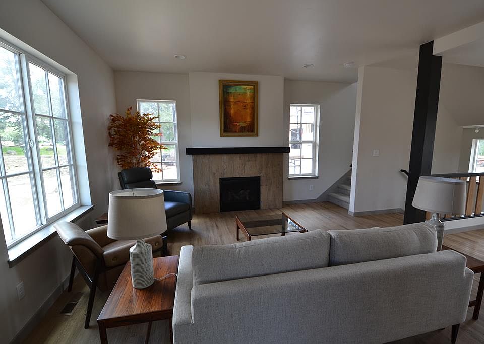 1st image of 303 Silverpine Dr