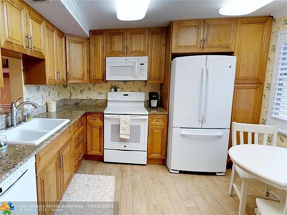 3rd image of 4302 Martinique Cir APT C2