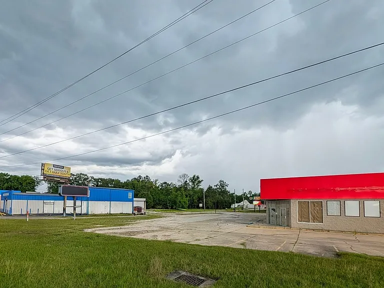 230 Memorial Blvd — Photo 2
