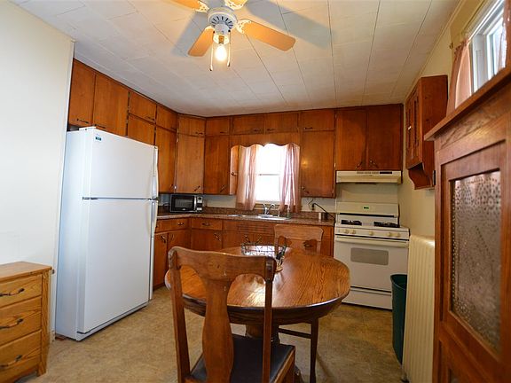 4th image of 219 Wood St