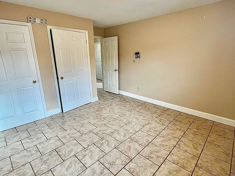 186 E Main St — Photo 17