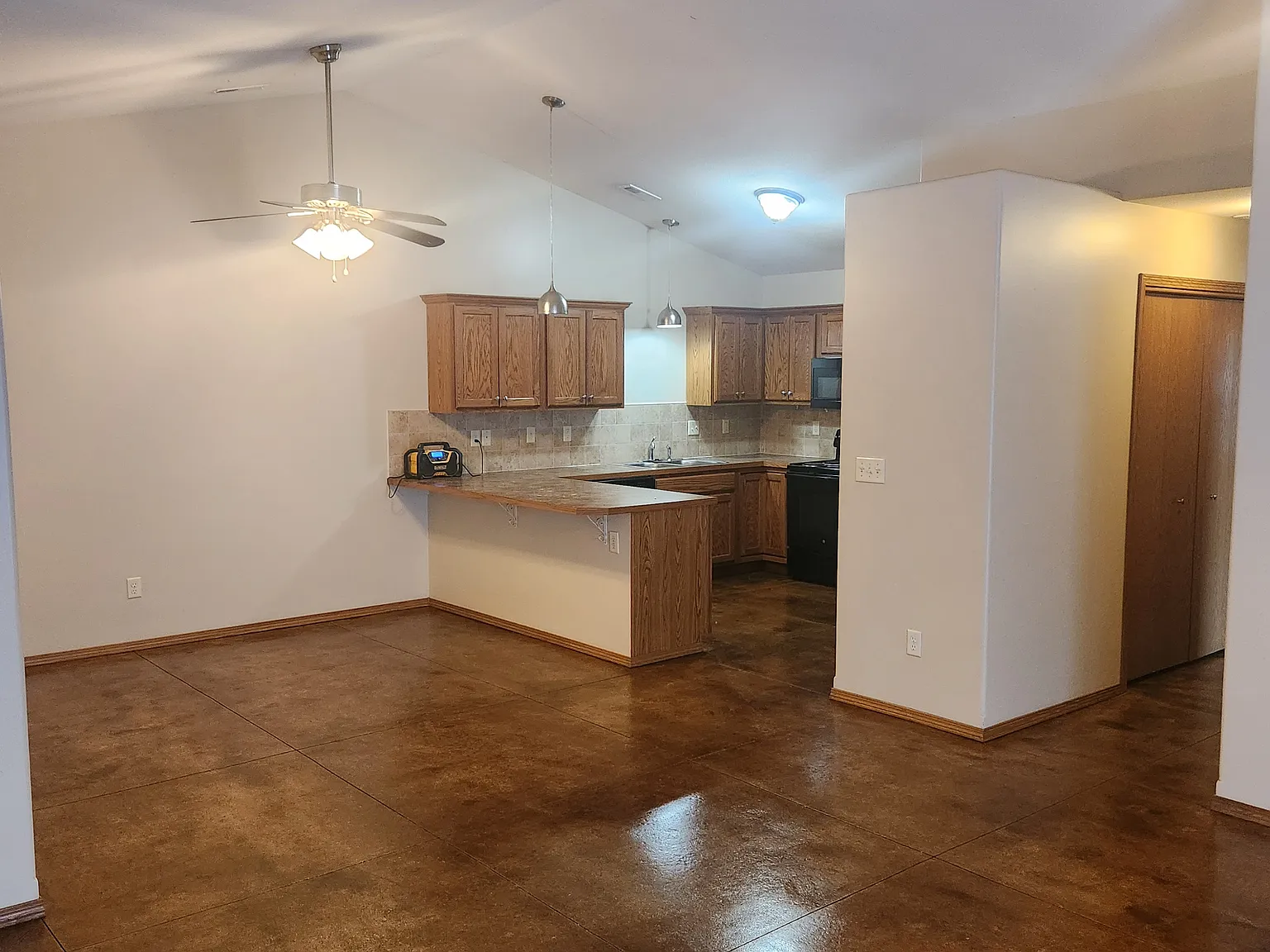 3 bed, 1300 sqft, $1,450 — Photo 2