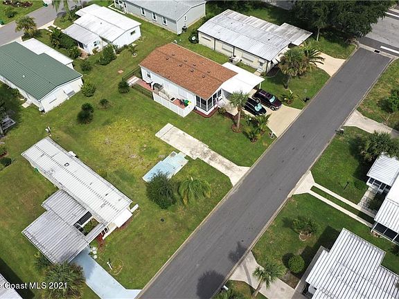 3rd image of 969 Laurel Cir