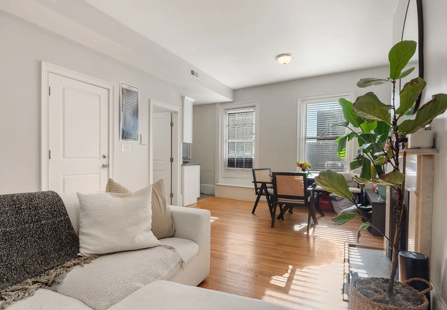 1 bed, 1.0 bath, 892 sqft, $3,999 — Photo 3