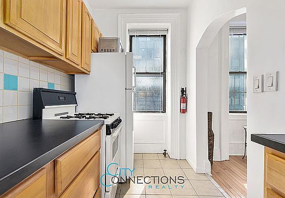 4th image of 352 E 55th St