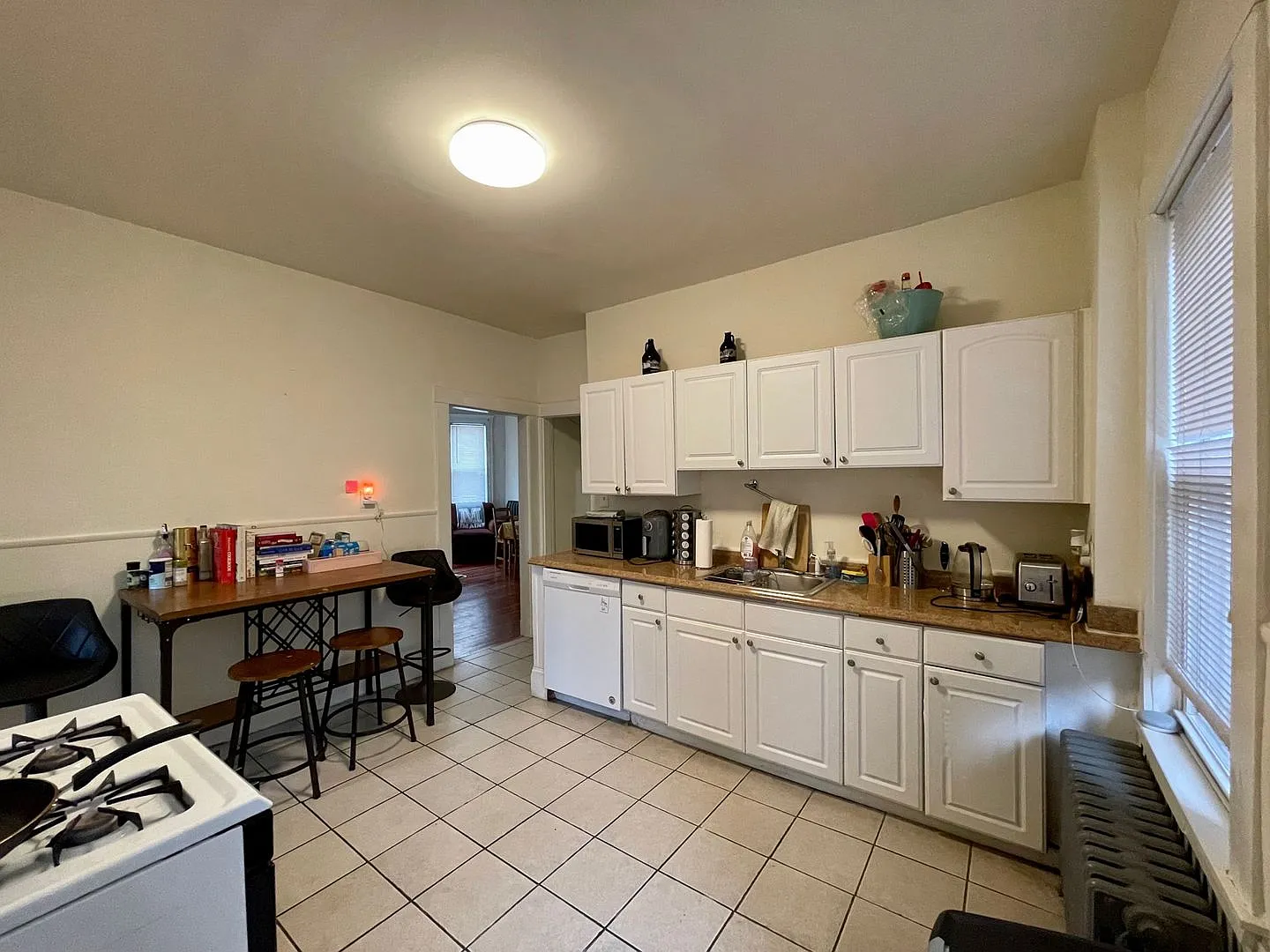 Newly renovated 3 bed unit next to the Green Line and near BU! — Photo 3