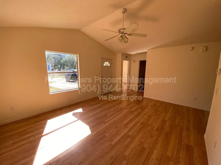 908 Helen St — Photo 4
