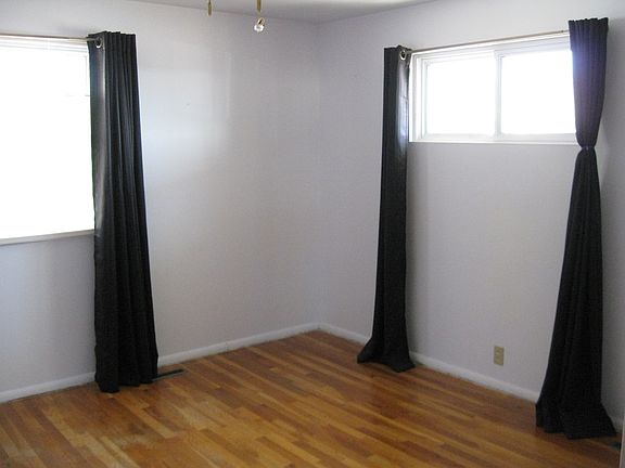 3rd image of 932 10th Ave N