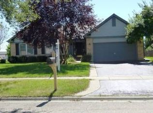 907 Woodbridge Dr, Cary, IL 60013