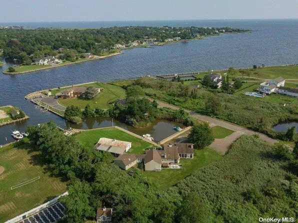 9 Post Lane, Bay Shore, NY 11706