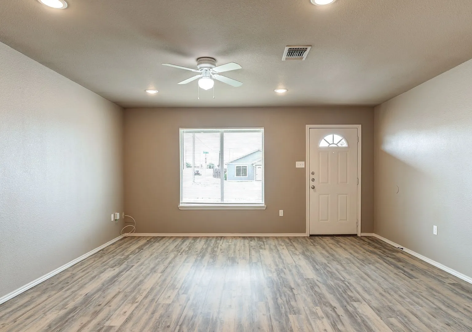 Move-In Special! Cozy 3 Bedroom Home — Photo 2