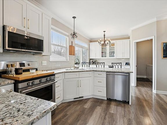 4th image of 704 Brighton Cir